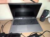 un ordinateur portable posé sur un bureau avec un chargeur