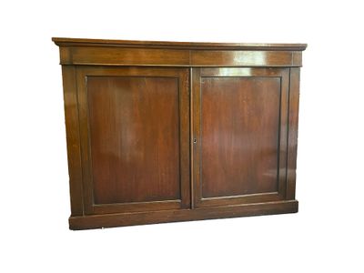 une image d'un meuble en bois avec deux portes et un tiroir
