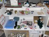 une étagère blanche sur laquelle sont posés de nombreux objets, dans une pièce