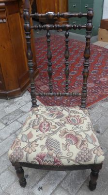 une chaise posée à même le sol devant un tapis