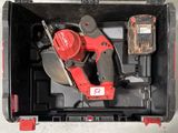 un outil dans une boîte à outils contenant un marteau et une perceuse