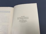 un livre ouvert sur lequel figure l'image d'un chat