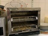 un grille-pain four posé sur un comptoir dans une cuisine
