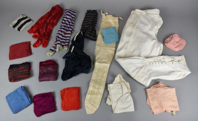 Lot de 17 BAS ou CHAUSSETTES en soie, coton, ou dentelle. - Photo 1