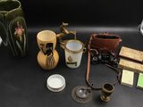 un grand nombre d'objets posés sur une table