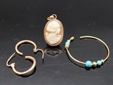 deux boucles d'oreilles en anneau en or ornées d'un camée et d'une perle de turquoise
