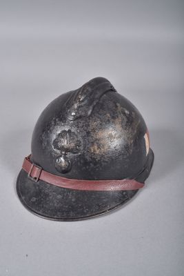 deux casques posés sur une table