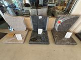 de nombreux types de granits exposés dans un magasin