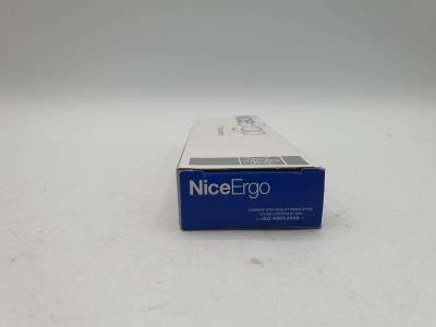 un gros plan sur un tube de dentifrice posé sur une surface blanche