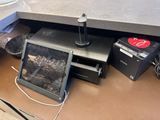 une photo d'un micro-ondes et d'un grille-pain posés sur un plan de travail