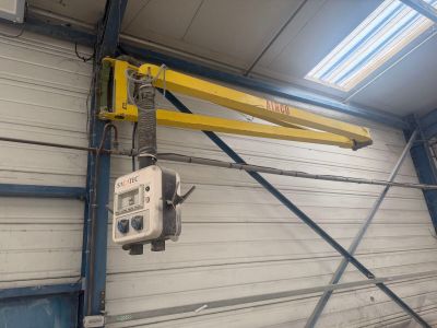 une grue suspendue au plafond d'un bâtiment