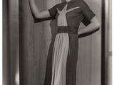 photographie en noir et blanc d'une femme en robe et chapeau