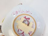 une assiette blanche sur laquelle figurent une image et des inscriptions
