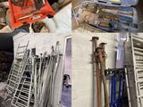 Il y a de nombreux types d'outils différents sur cette photo.
