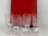 quatre verres à vin vides posés devant une boîte rouge