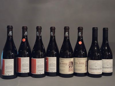 six bouteilles de vin sont alignées sur une table