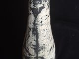 un petit vase orné d'un motif en noir et blanc