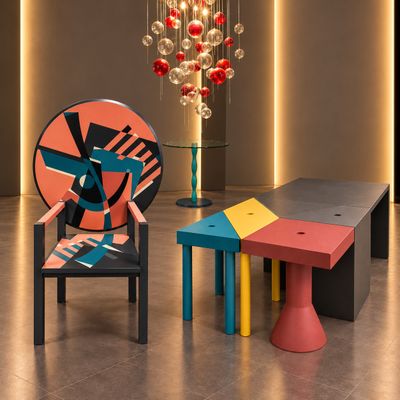 deux chaises colorées et une table dans une pièce
