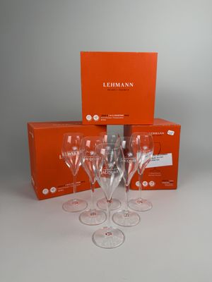 six verres à vin et une boîte de verres à vin sur la table
