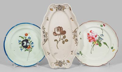 Zwei Teller und eine Anbietplatte mit Blumendekor Fayence, h…