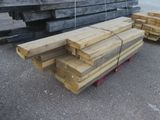 de nombreux morceaux de bois posés sur une charrette dans le parking