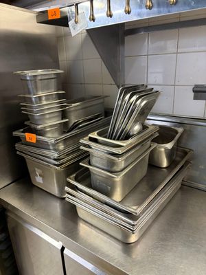 de nombreuses casseroles et poêles sur le comptoir de la cuisine