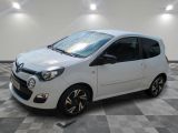 la petite voiture blanche est garée sur un sol en damier