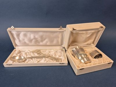 deux verres à vin en métal argenté et un service d'argenterie dans un coffret