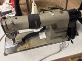 une machine à coudre posée sur une table dans une pièce