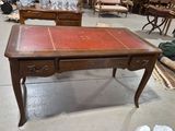une table sur laquelle est posé un plateau rouge, dans une pièce