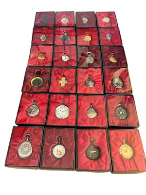 de nombreux modèles différents de montres de poche exposés dans une vitrine