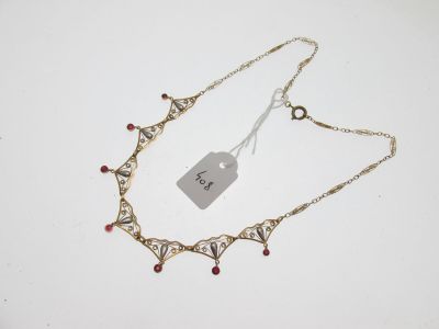 gros plan d'un collier sur une surface blanche avec une étiquette