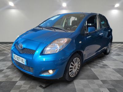 une photo d'une Toyota Aygo bleue garée dans un garage