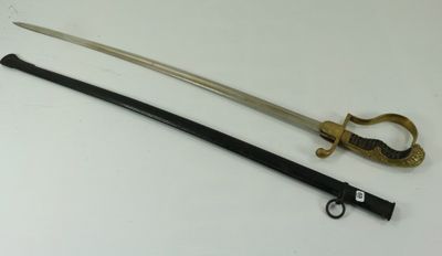 une vieille épée avec une poignée noire et une poignée dorée