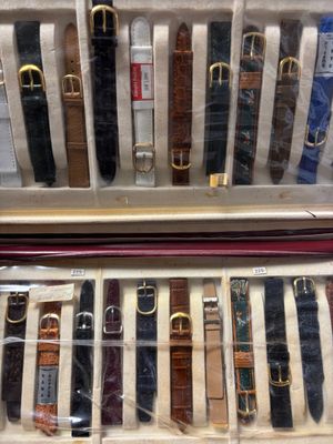Important lot de bracelets de montres comprenant : - 10 brac…