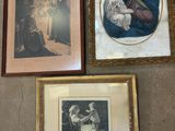 Trois tableaux représentant la Vierge à l'Enfant sont accrochés au mur.