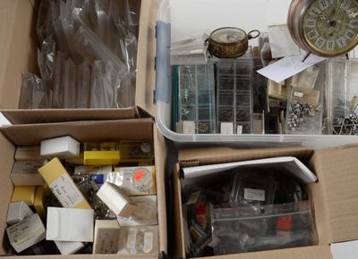 Quatre cartons de fournitures horlogères pour réveil compren…