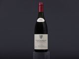 une bouteille de vin rouge posée sur une table