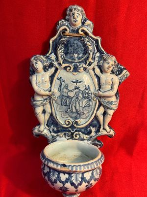 un vase bleu et blanc orné d'un motif représentant des cerises