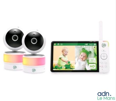 deux babyphones et un téléphone portable posés les uns à côté des autres