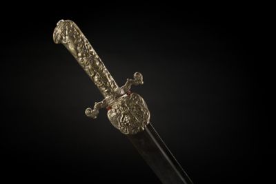 Couteau de vénerie. Manche en métal argenté, ciselé, à décor…