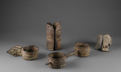 plusieurs pièces de poterie sont disposées en cercle sur une surface grise