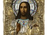 une icône dans un cadre doré représentant Jésus tenant une croix entre ses mains