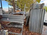 un tas de vieux tuyaux métalliques posé au bord de la route