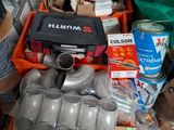 une pile d'objets hétéroclites posés sur le sol