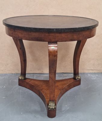 une image d'une table en bois avec un plateau en marbre