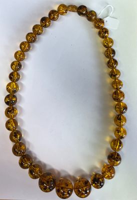 gros plan d'un collier de perles sur une surface blanche