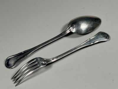 deux cuillères et une fourchette posées sur une table