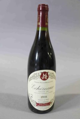 une vieille bouteille de vin posée sur une table