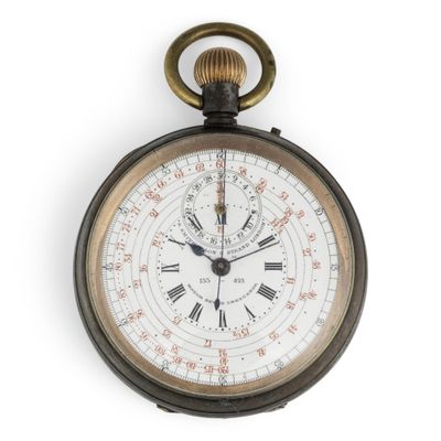 un gros plan d'une montre de poche ornée de chiffres romains